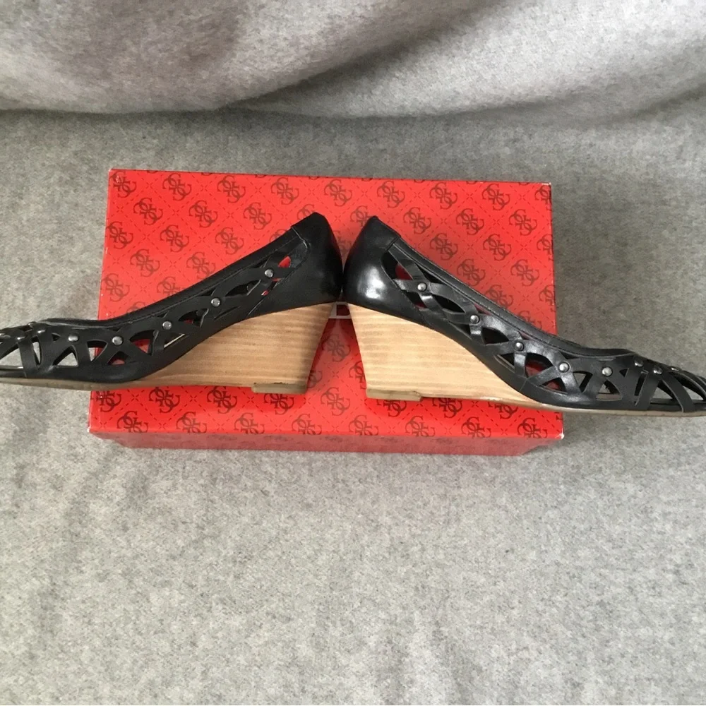 Guess Argue cutout wedge shoe with peep toe, size 5.5. - Picture 3 of 5